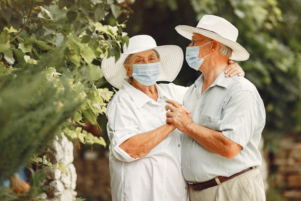 Pareja de personas mayores felices